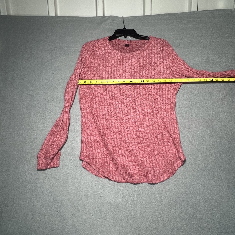 RUBZOOF Women's Pink Ribbed Knit Sweater Size M Long Sleeve Curved Hem Relaxed - Picture 2 of 6